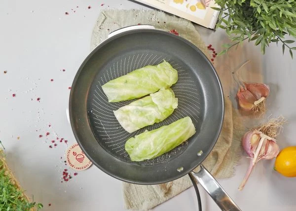 Обжарить подготовленные пирожки на масле.