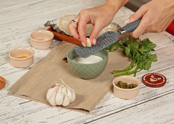 Для соуса смешать йогурт, натертый чеснок.