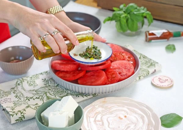 Измельченное филе анчоусов и базилик смешать с оливковым маслом. 