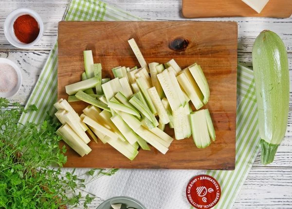 Кабачки вымыть, нарезать брусочками.