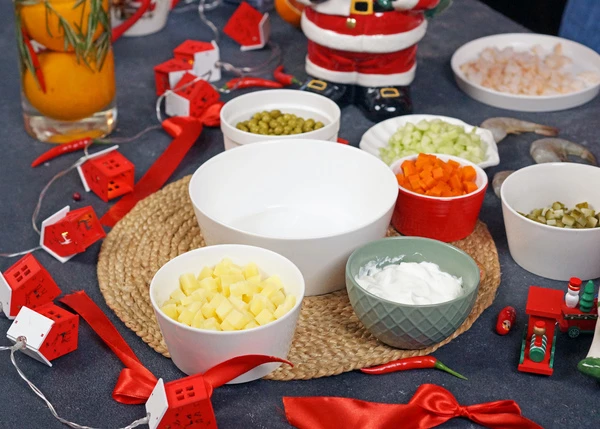 Картофель и морковь очистить, нарезать мелким кубиком, отварить в подсоленной воде с лимоном до готовности. Огурец свежий очистить от кожуры, нарезать мелким кубиком. Соленый огурец нарезать мелким кубиком.