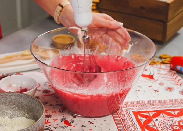 Для блинов смешать молоко, яйца, сахар, соль, муку, порошок свеклы. Взбить миксером. Затем влить растительное масло и снова взбить. 