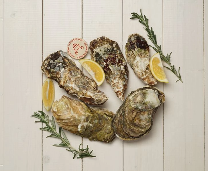 Как правильно открывать и есть устриц?