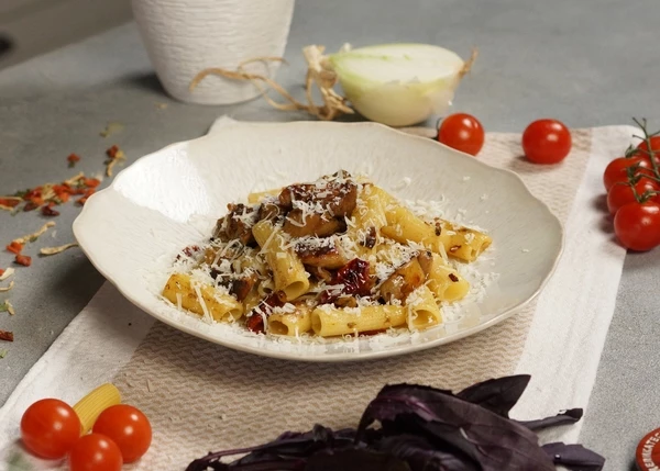 Переложить в тарелки для подачи. Посыпать тертым пармезаном. Оформить базиликом. Приятного аппетита! 
