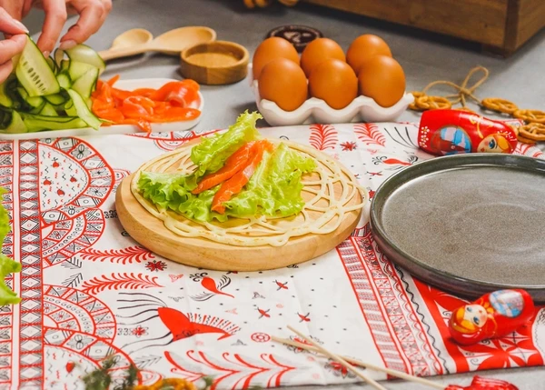 В каждый блинчик выложить лист салата, пару ломтиков форели и слайсы огурца. 