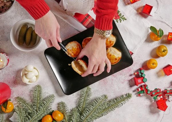 Разрезать пополам, не дорезая с одной стороны.