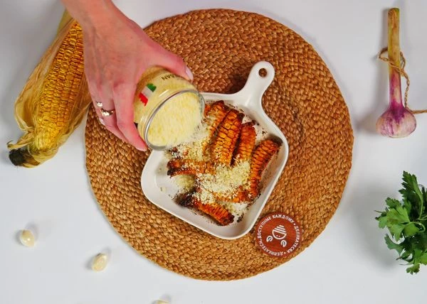 Достать из духовки посыпать пармезаном и нарезанной петрушкой. 