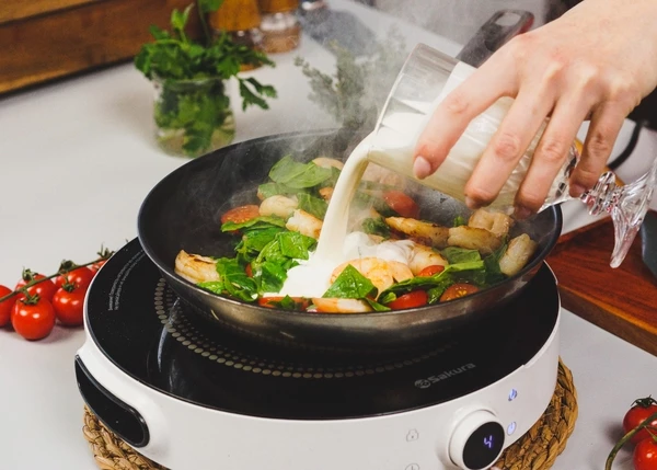 Влить сливки, посолить. Довести до кипения. 