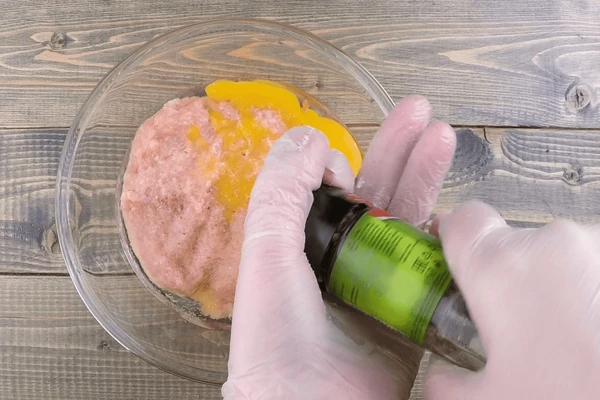 В куриный фарш добавить яйцо, соль, хорошо перемешать.