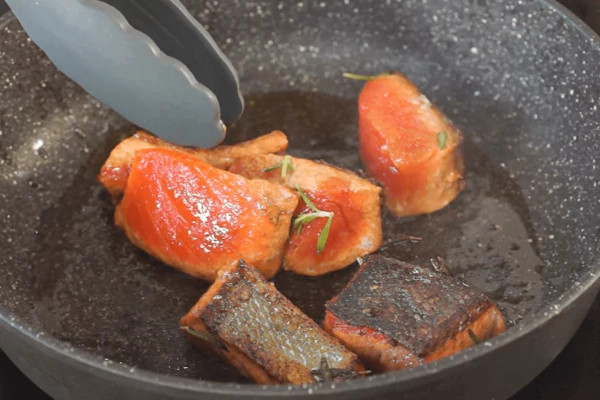 Обжарить кусочки рыбы на сковороде по 1 минуте с каждой стороны.