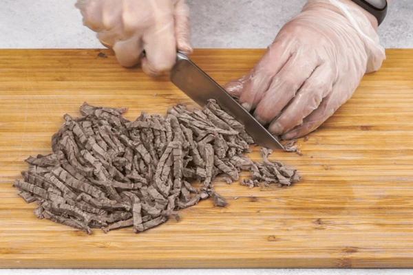 Говядину отварить, нарезать соломкой.