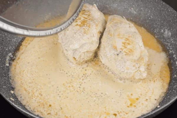 Убавить огонь, влить сливки и потушить под закрытой крышкой до готовности (~10-17мин). 