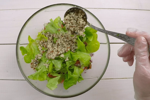 Смешать в чашке овощи, добавить готовую крупу.