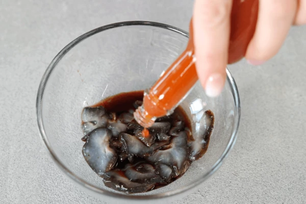 Добавить каплю табаско, перемешайте.