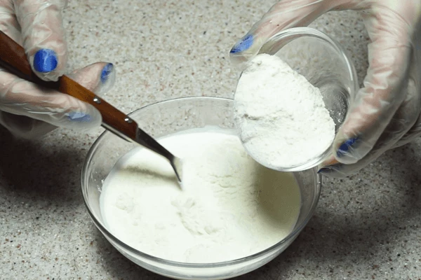 Сливки смешать с мукой.