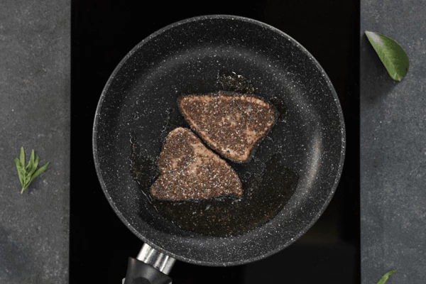 В сковороду налить масло, обжарить стейки тунца, выложить на салфетку, чтобы убрать излишки жира.

