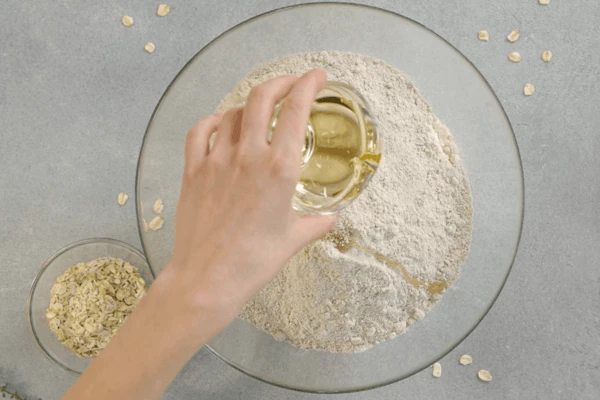 Смешать теплую воду с солью, сахаром, дрожжами, мукой и маслом.