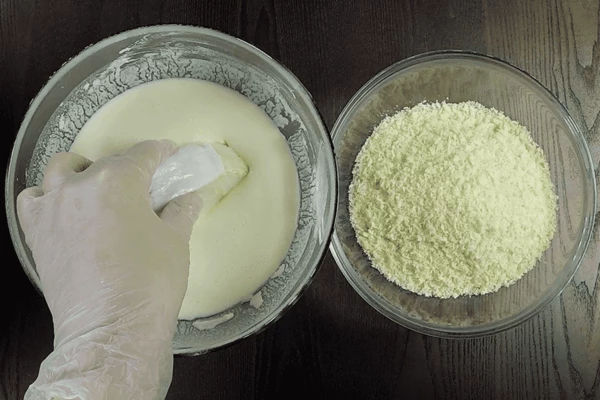 Подготовленные кусочки рыбы обмакнуть в кляр.