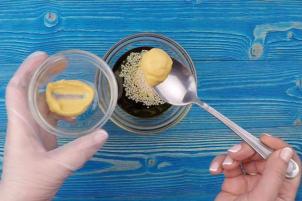 Приготовить заправку. Для этого смешать растительное масло, оставшийся винный уксус, соевый соус, горчицу и щепотку кунжута, хорошо перемешать.