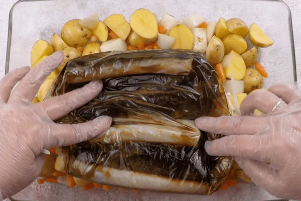  Выложить на картофель. Запекать в разогретой до 180С духовке 45-60 минут. Можно за 10 минут до готовности пакет разрезать и дать соусу пропитать овощи. Мы так делать не стали: соус остался только в рыбе, а овощи получились румяными.