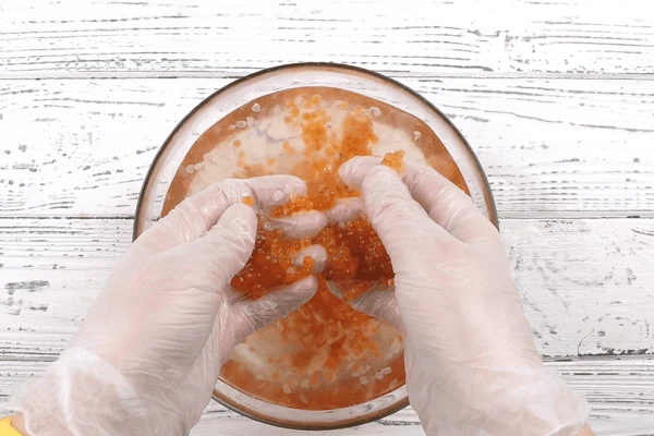 «Дораскрываем» ястыки, отделяя (смывая) пленочки. (Советуем надеть 2 слоя виниловых или нитриловых перчаток).