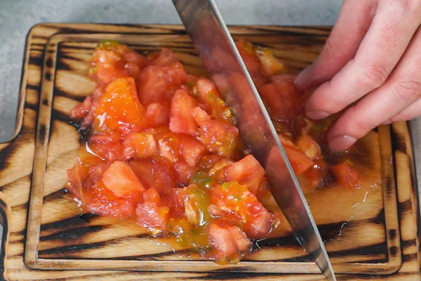 Мякоть томатов нарезать кубиками.