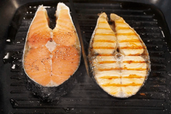 Стейки разморозить на нижней полке холодильника. Обсушить салфеткой. Обжарить на гриле с добавлением масла по 1,5 минуты с каждой стороны. В конце посолить и поперчить.
