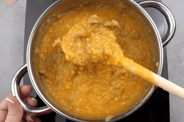 Готовую пасту снять с огня, поперчить по вкусу.