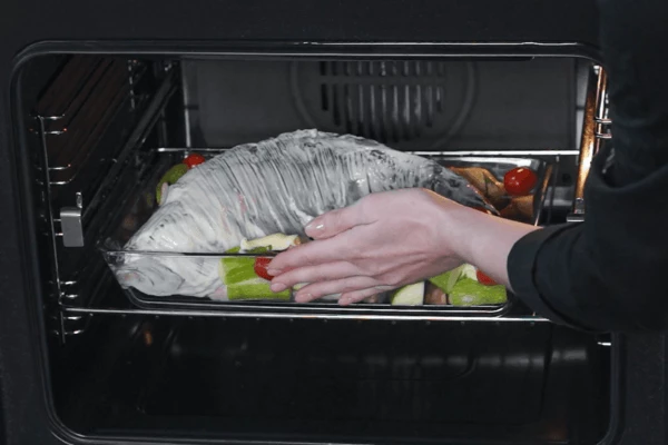 Поставить в разогретую до 180 градусов духовку на 50 минут. 
