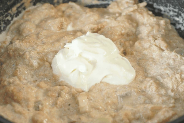 Добавить сметану, перемешать, прогреть, снять с огня.
