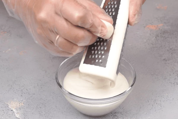 Сметану смешать с натертым чесноком.