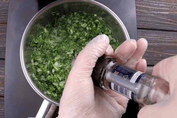 Посолить, поперчить по вкусу. Снять и охладить до комнатной температуры.