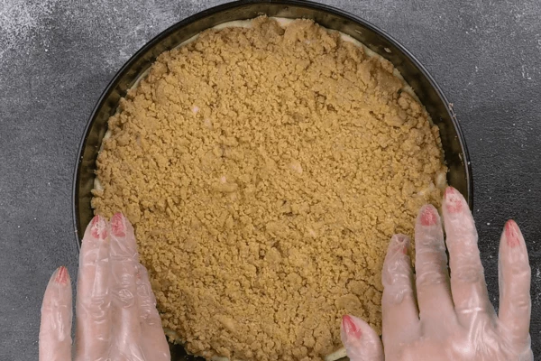 Сверху закрыть слоем крамбла. Поставить в разогретую до 180 градусов духовку примерно на 30 минут.