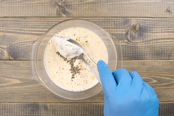 Приготовить кляр: смешать яйцо, молоко, соль и специи, добавить муку и хорошо размешать.