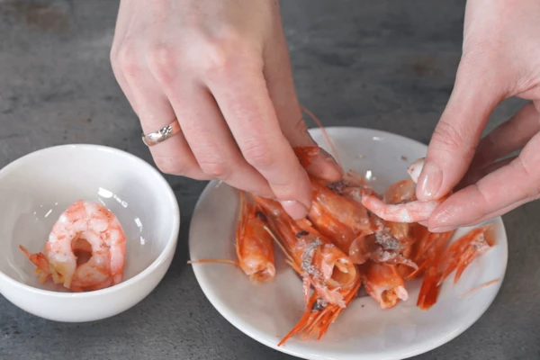 Креветки разморозить, очистить.
