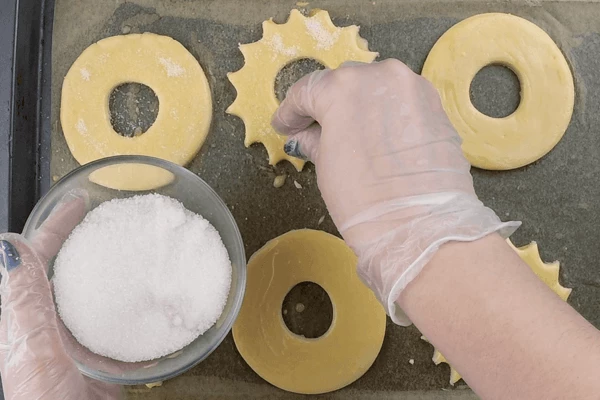 Посыпать сверху сахаром. 