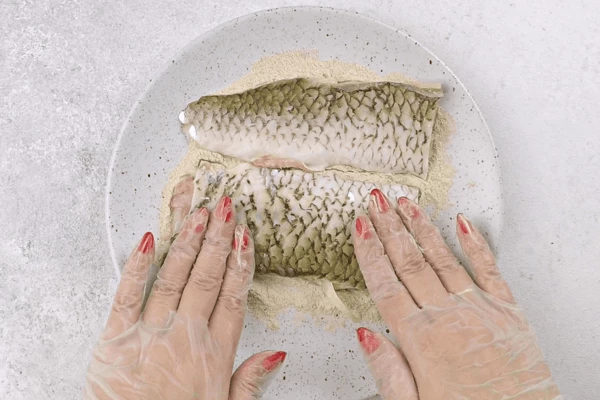 Филе обмакнуть в панировку с одной стороны, без кожи.