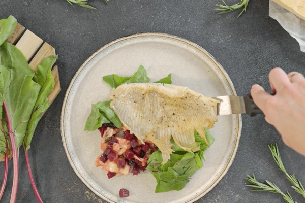 Листья мангольда вымыть, обсушить, нарвать на сегменты. На тарелку для подачи выложить листья мангольда, крылья ската и обжаренную свеклу.