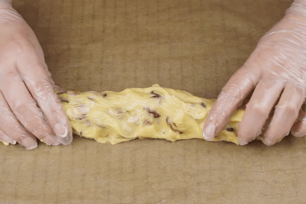 Разделить тесто на 2-3 части.