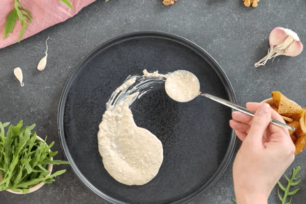 На тарелку для подачи выложить соус.