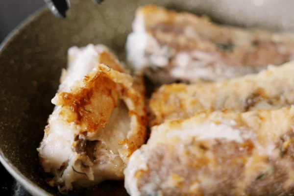 Обжарить на хорошо разогретой с растительным маслом сковороде до румяной корочки (примерно по 3-4 минуты с каждой стороны). Снять с огня, дать постоять в теплом месте 7-8 минут. 