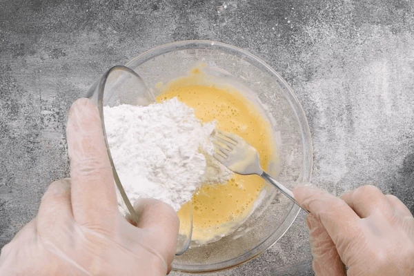 Желток смешать с кефиром, крахмалом и мукой, добавить сахарозаменитель.