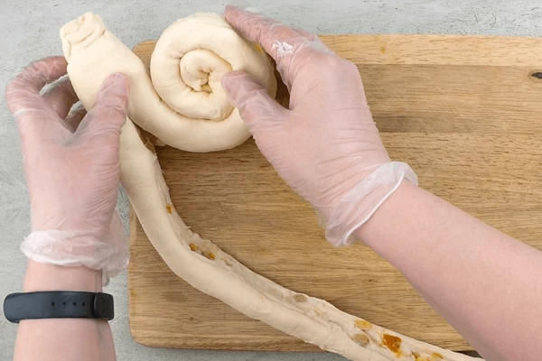  Закрутить в виде «улитки» одну половину, начинкой наружу.