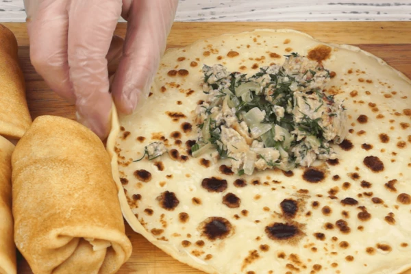  Начинку завернуть в блинчики. 