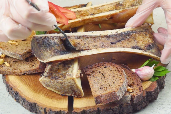 Извлеките готовый костный мозг и намажьте на подсушенные ломтики хлеба.