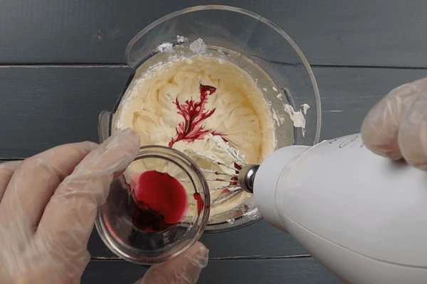 Можно крем подкрасить пищевыми красителями, главное не переусердствовать