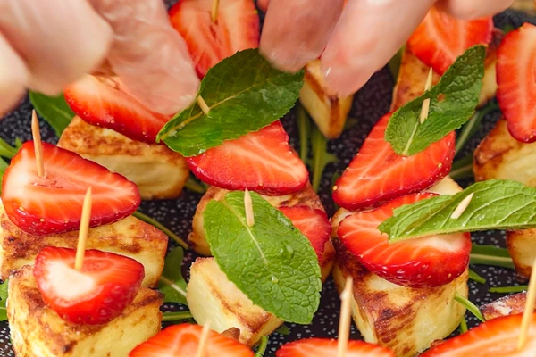 Украсить веточками мяты. 