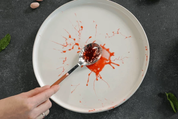 Клубничный соус распределить по тарелке для подачи.