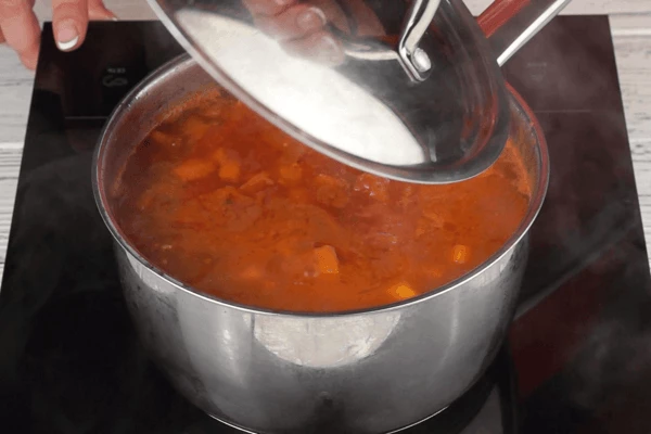 Потушить рыбу с овощами на слабом огне, под закрытой крышкой 45-60 минут. Если необходимо, довести до вкуса солью, сахаром.