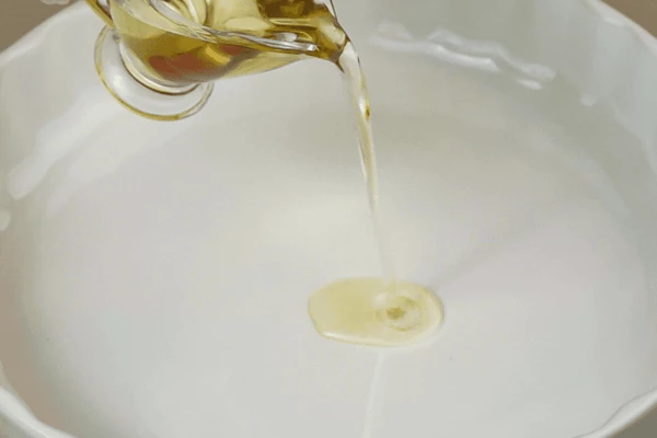 Форму смазать растительным маслом или застелить промасленный пергамент по диаметру формы.